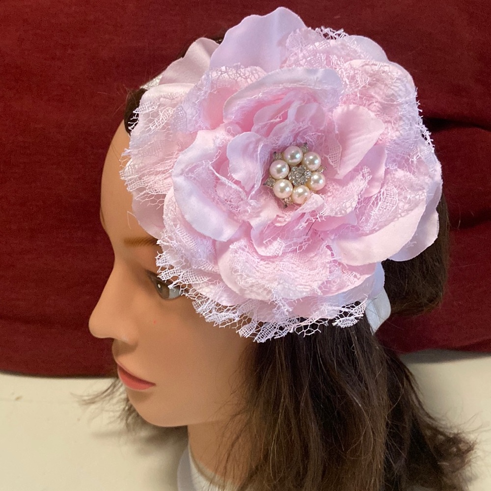 Elegant elastic headband with flower